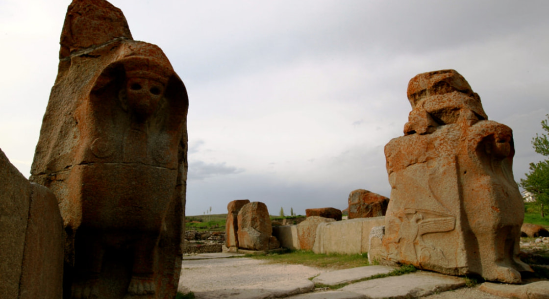 ヒッタイト王国の中心地ハットゥシャシュの古代遺跡に魅了されるトルコ